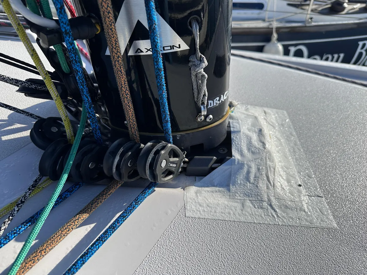 Dehler 30 one design: Mast met touwen en katrollen