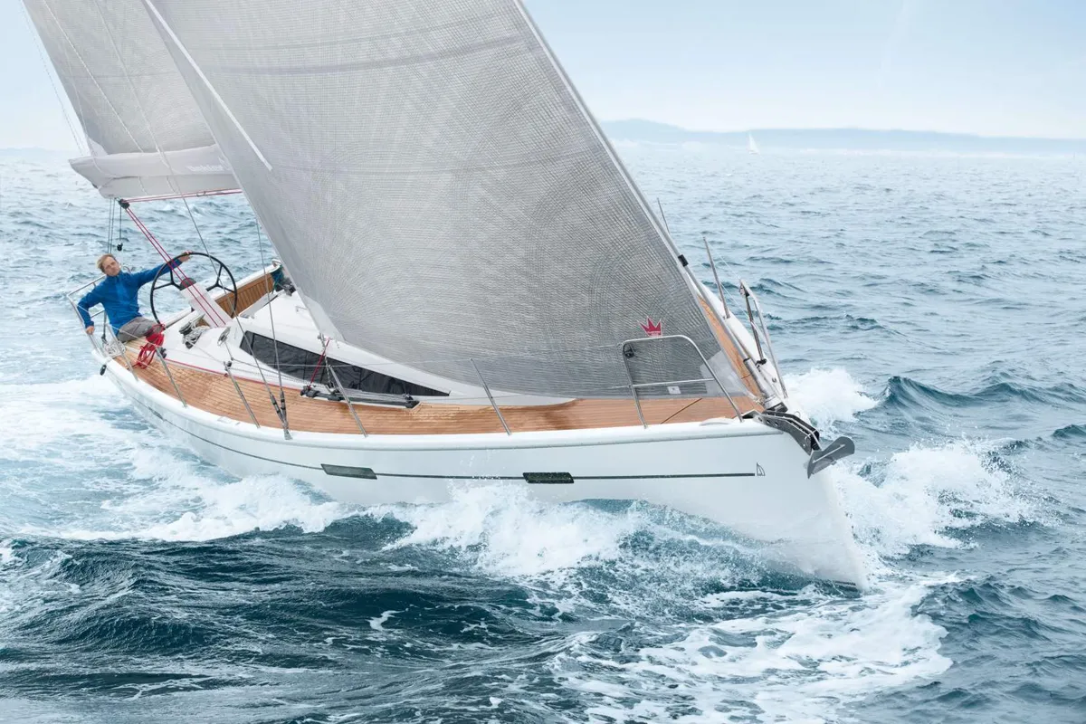 Dehler 42: Zeilboot varend op zee