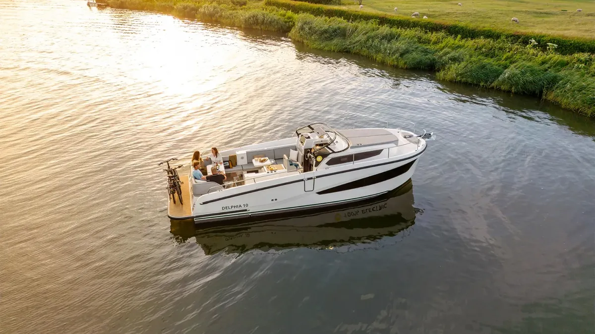 Delphia 10 Lounge: Varend op rivier