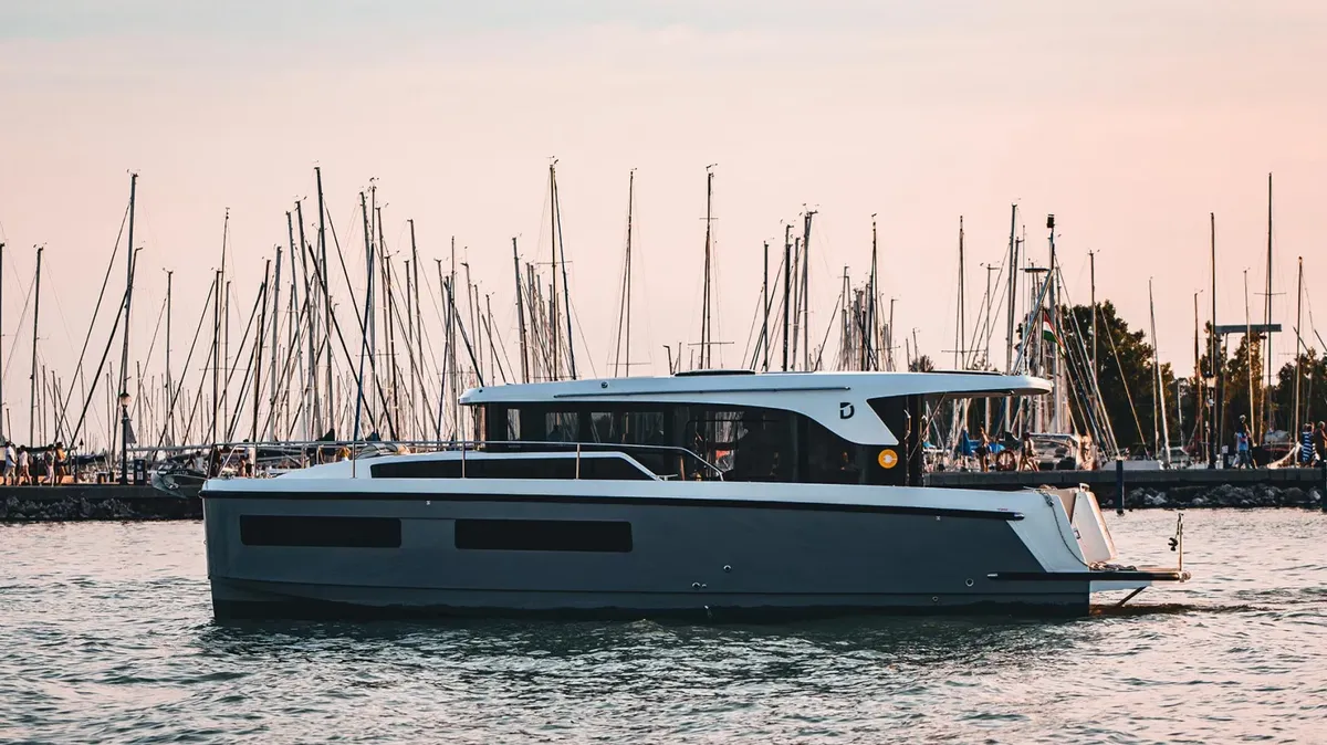 Delphia 11 Sedan: Zijaanzicht bij haven
