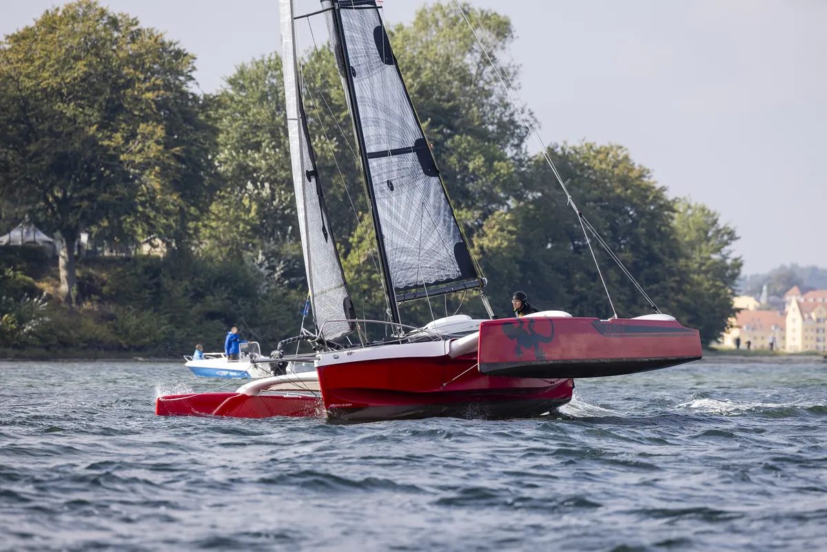 Dragonfly 25: Catamaran zeilboot varend op water
