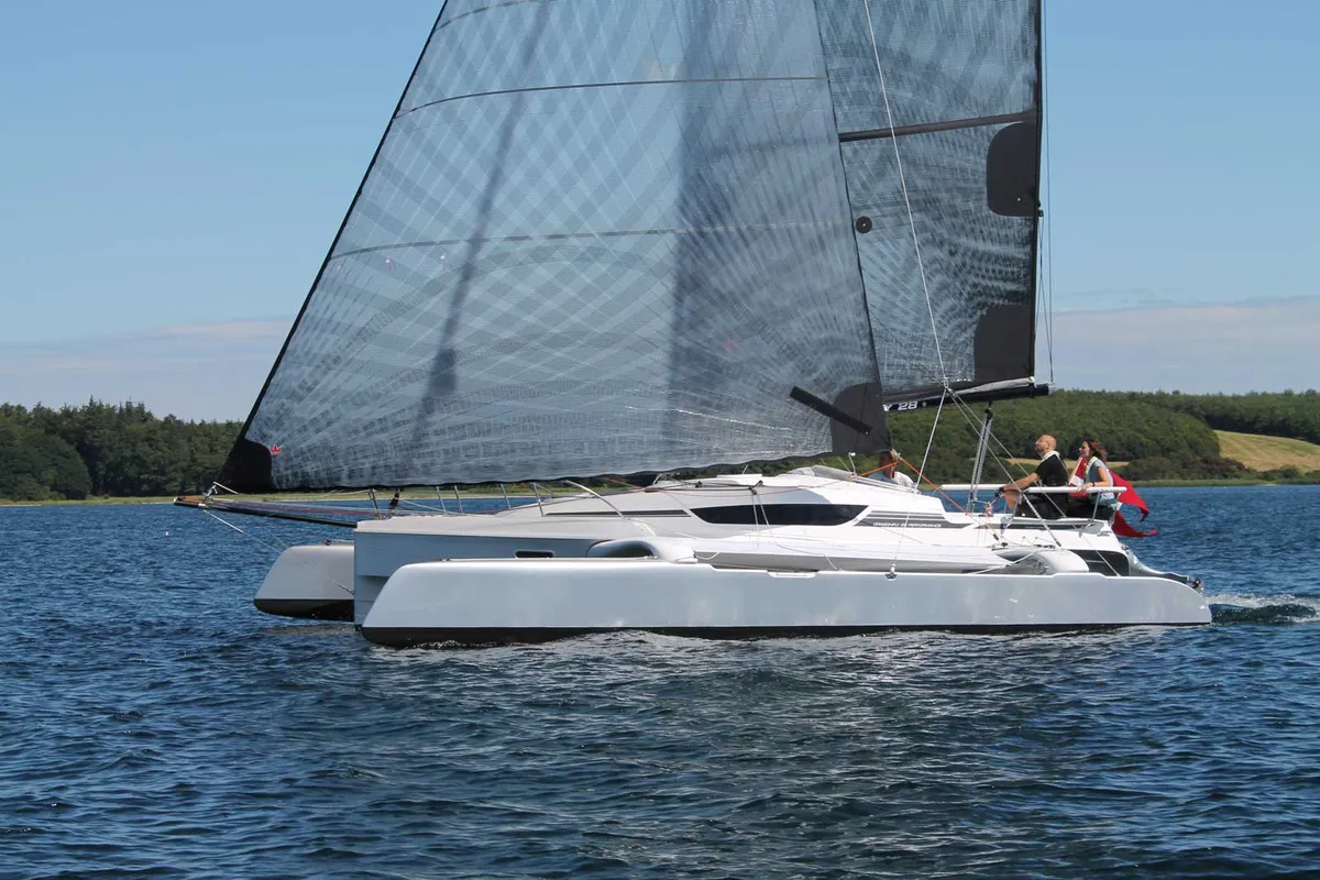 Dragonfly 28: Catamaran zeilboot vaart op water