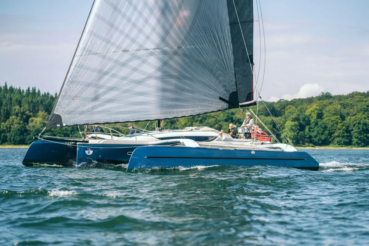 Dragonfly 32: Catamaran zeilboot varend op water