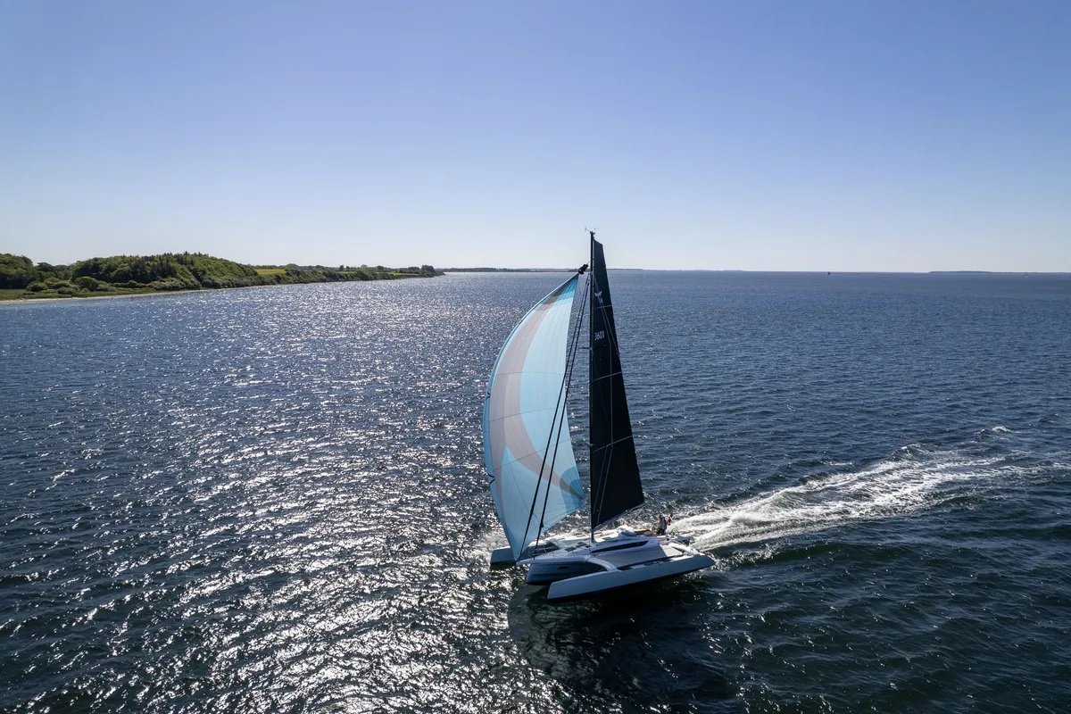 Dragonfly 36: Zeilboot varend op zee