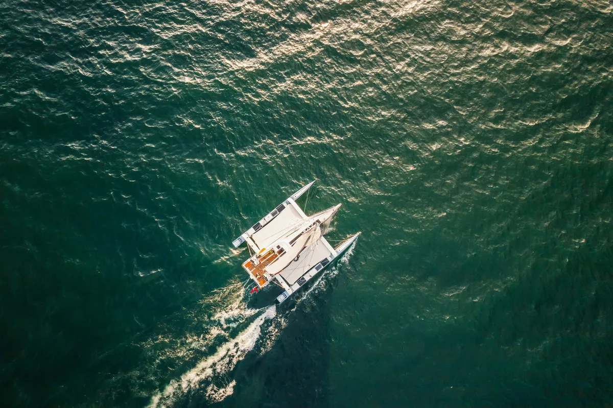 Dragonfly 40: Catamaran varend op zee vanuit lucht
