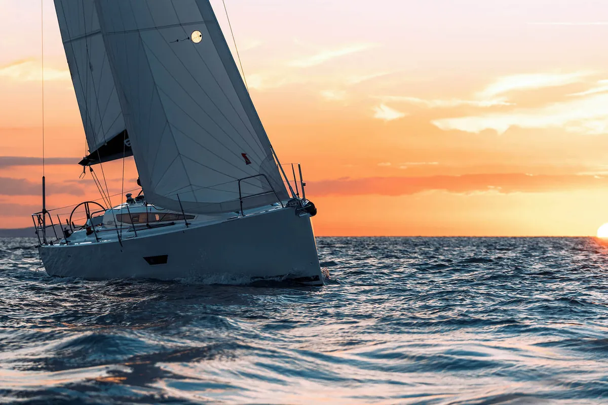 Elan Yachts E4: Zeilboot varend bij zonsondergang
