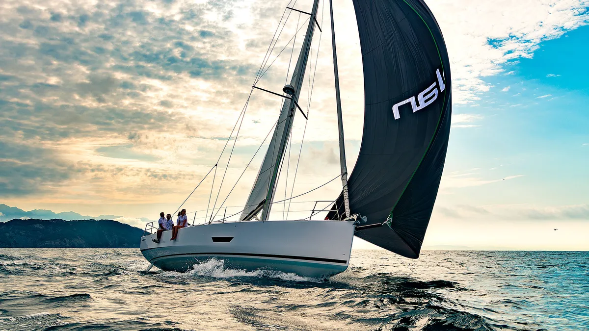 Elan Yachts E5: Zeilboot varend op zee