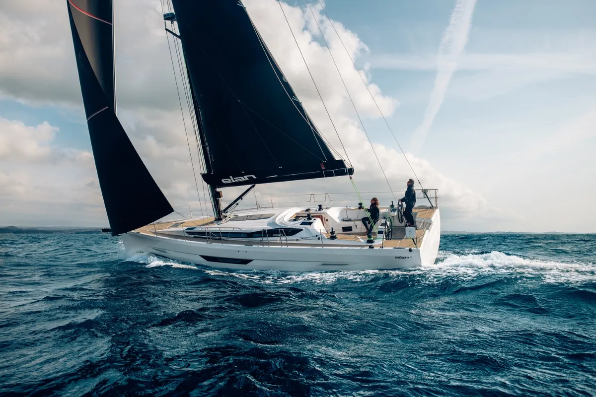 Elan Yachts E6: Zeilboot vaart op zee