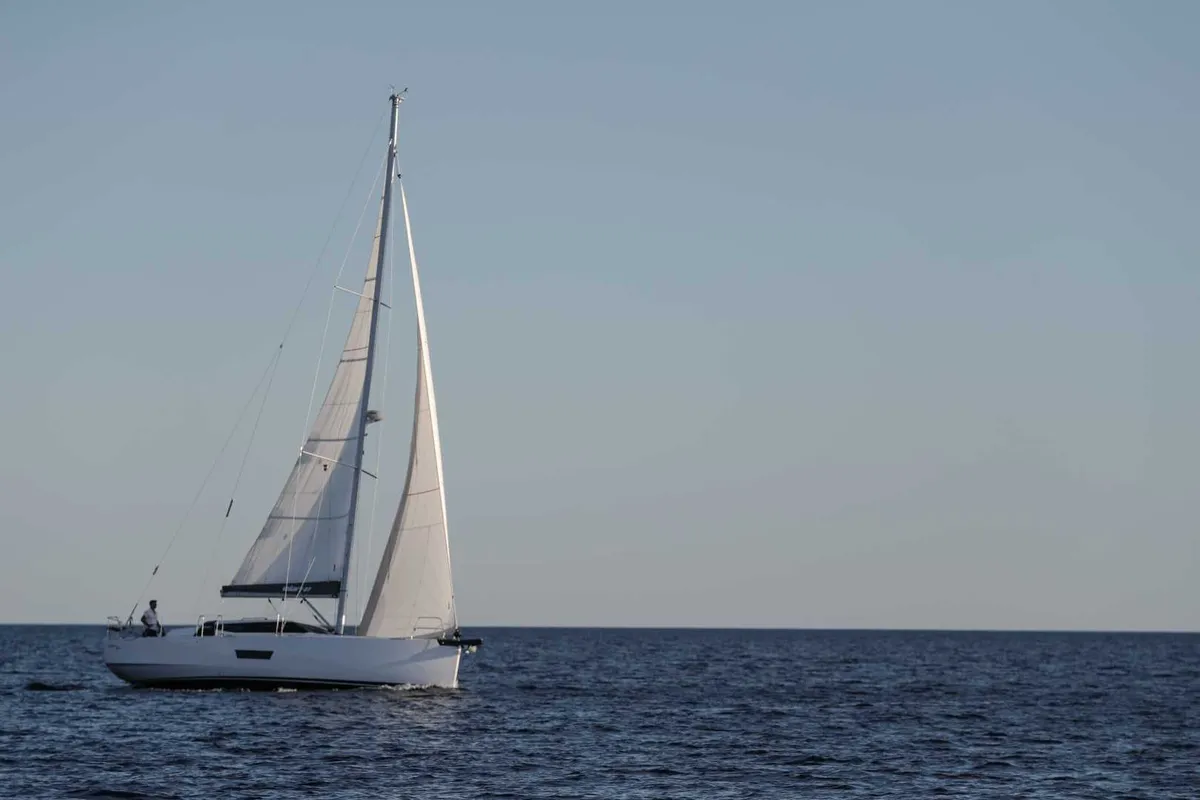 Elan Yachts GT5: Zeilboot varend op zee