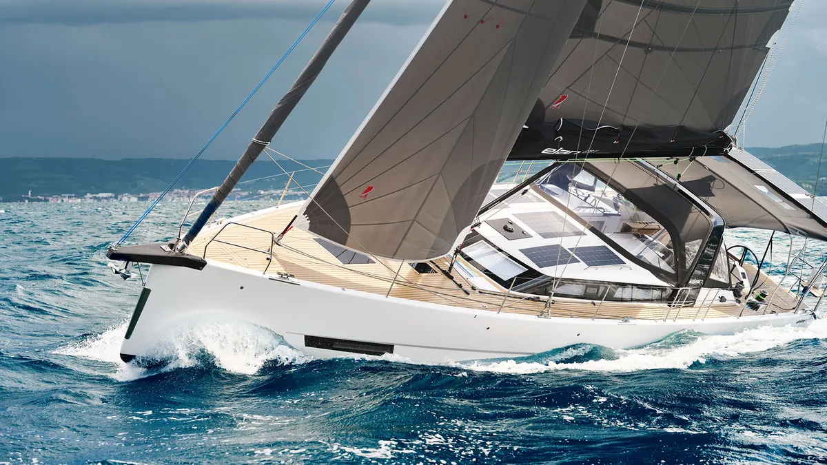 Elan Yachts GT6 X: Zeilboot varend op zee