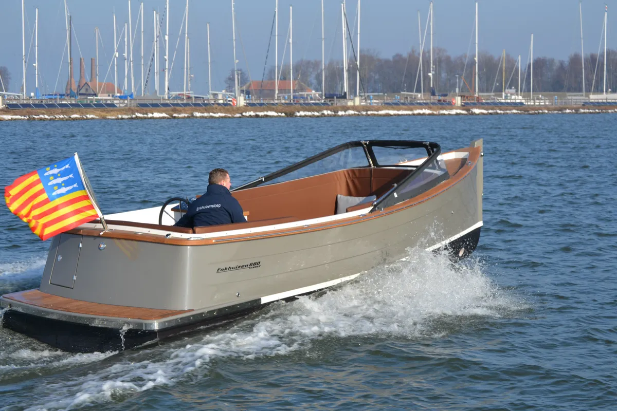 Enkhuizensloep Enkhuizen 680: Varend zijaanzicht