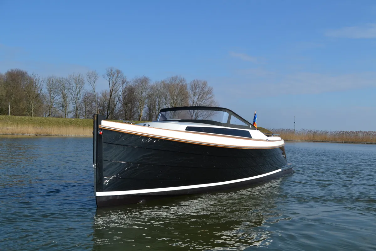 Enkhuizensloep Enkhuizen 744 Cruiser: Zijaanzicht op het water
