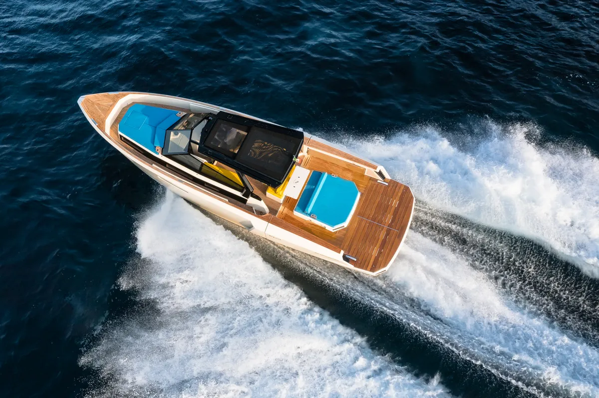 Evo Yachts R4 XT: Boot varend op zee met golven