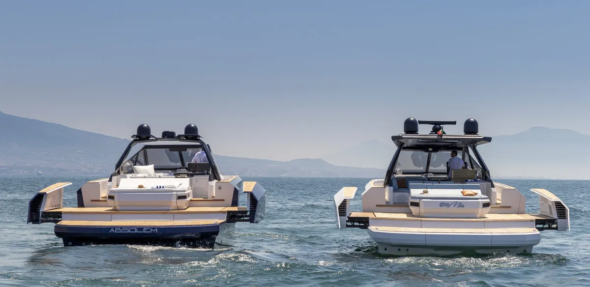 Evo Yachts R6: Twee boten achteraanzicht op zee