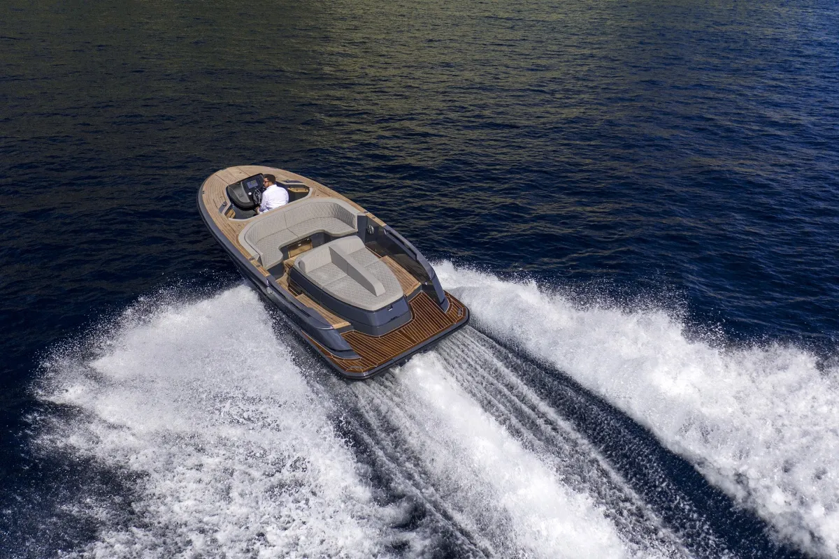 Evo Yachts T2: Speedboot varend op zee
