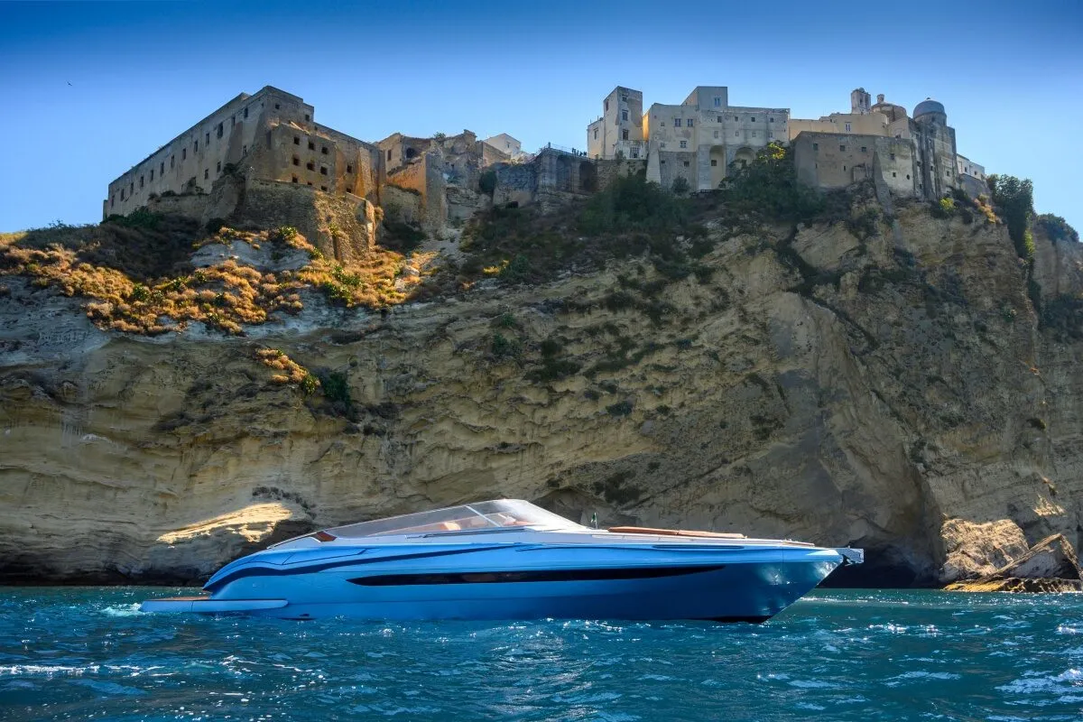 Evo Yachts T3: Boot varend bij kliffen