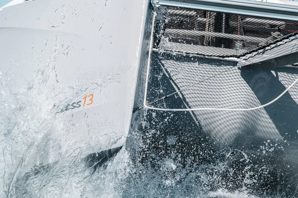 Excess Catamarans 13: Boeg met opspattend water
