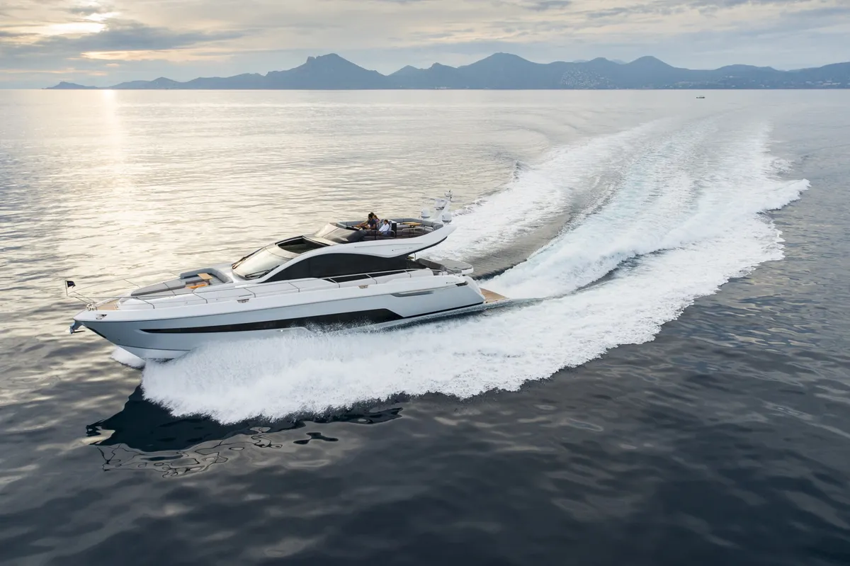 Fairline Phantom 65: Varend op zee