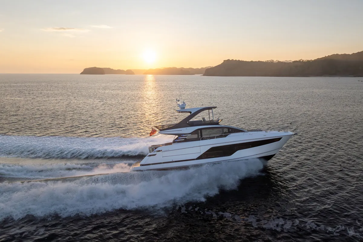 Fairline Squadron 58: Varend bij zonsondergang