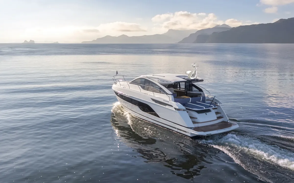 Fairline Targa 47 GT: Varend langs de kust