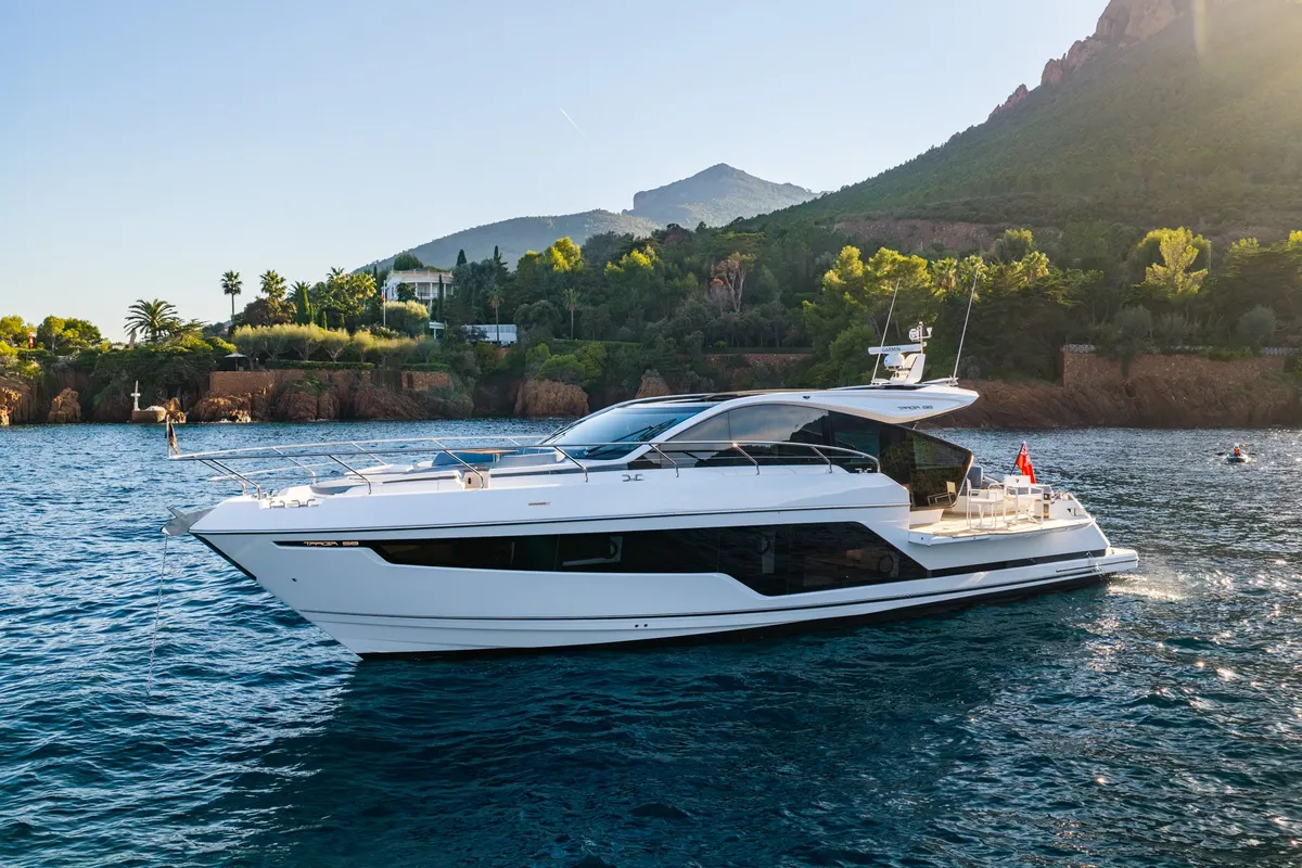 Fairline Targa 58 GTO: Zijaanzicht aan anker