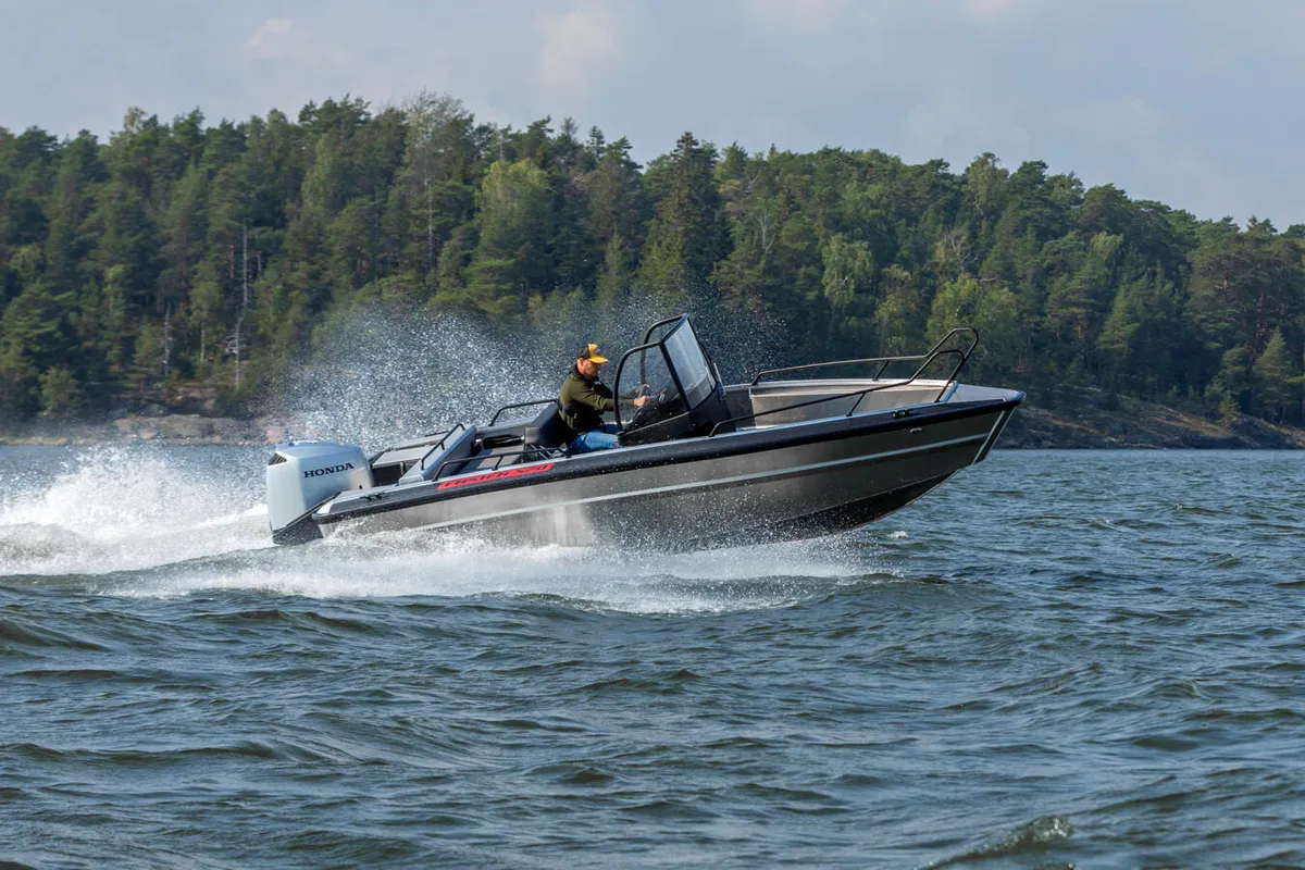 Faster 570 CC: Boot varend van opzij