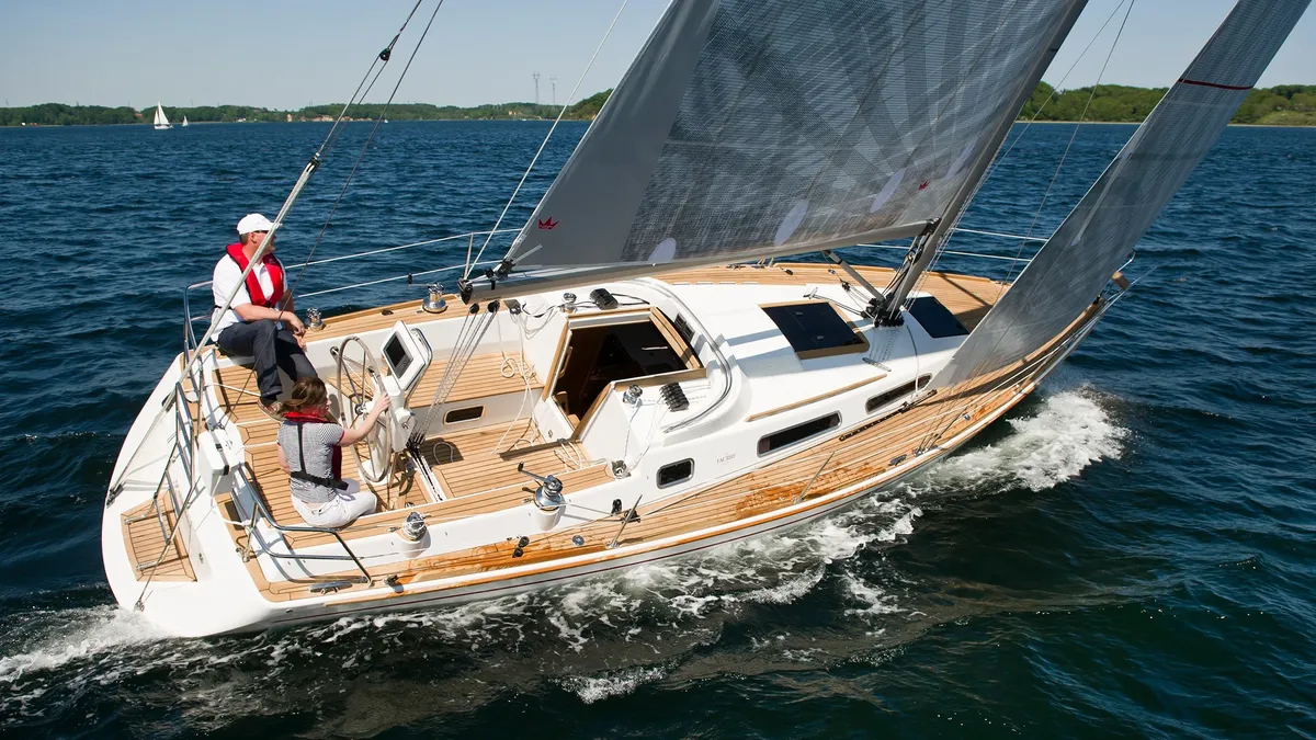 Faurby Yachts 360: Zeilboot varend met bemanning