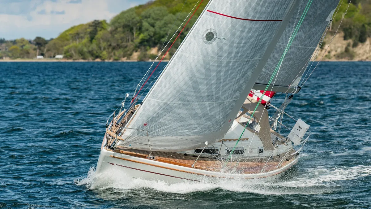 Faurby Yachts 370: Zeilboot varend op zee