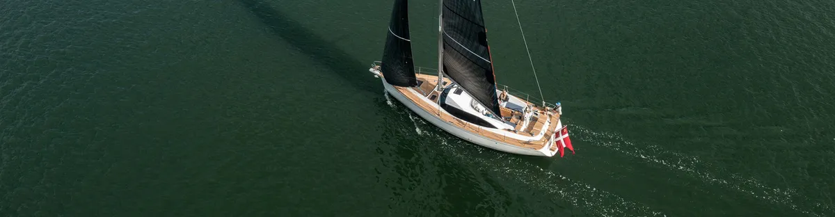 Faurby Yachts 420 DS: Zeilboot varend op water