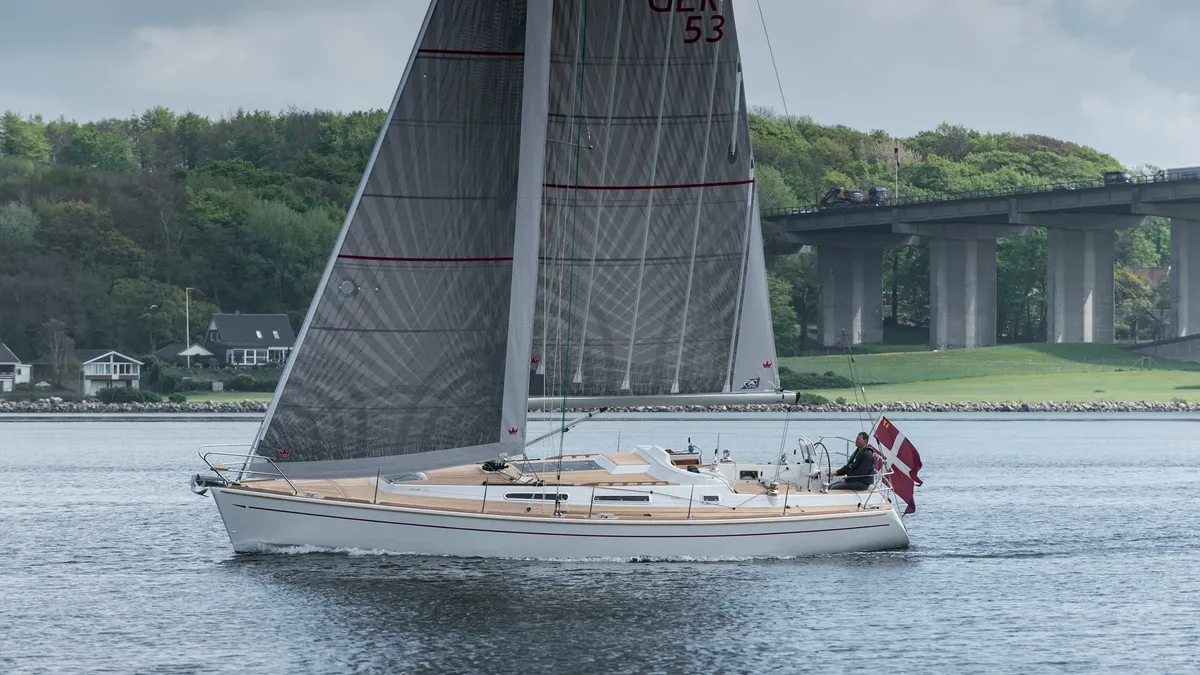 Faurby Yachts 420: Zeilboot varend op water