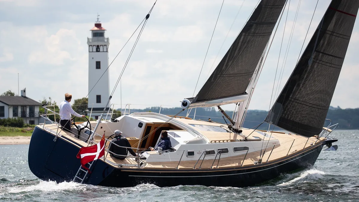 Faurby Yachts 460: Zeilboot vaart voorbij vuurtoren
