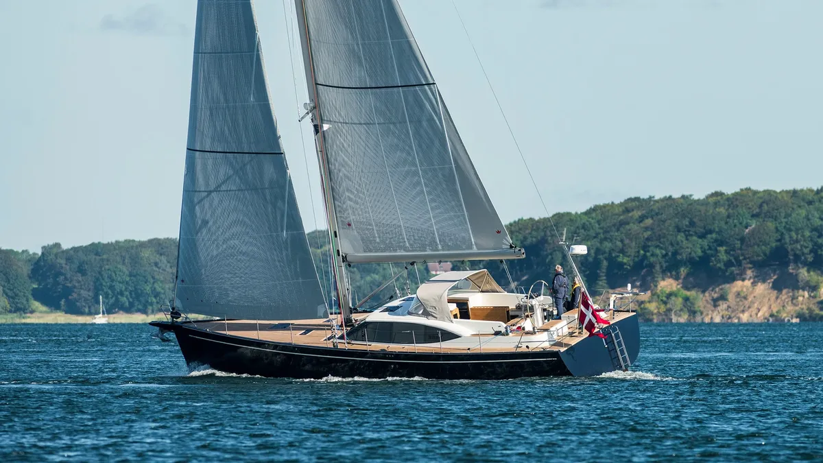 Faurby Yachts 500 DS: Zeilboot varend op water