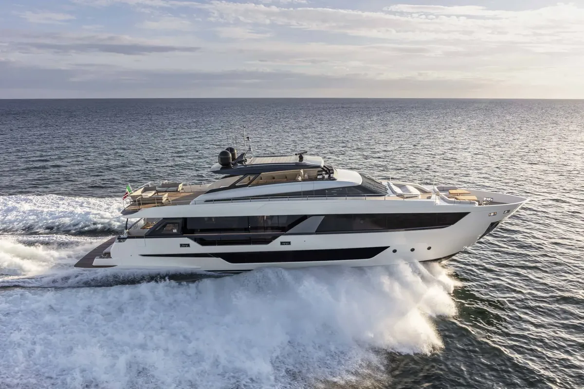 Ferretti Yachts 1000: Jacht varend op zee met golven