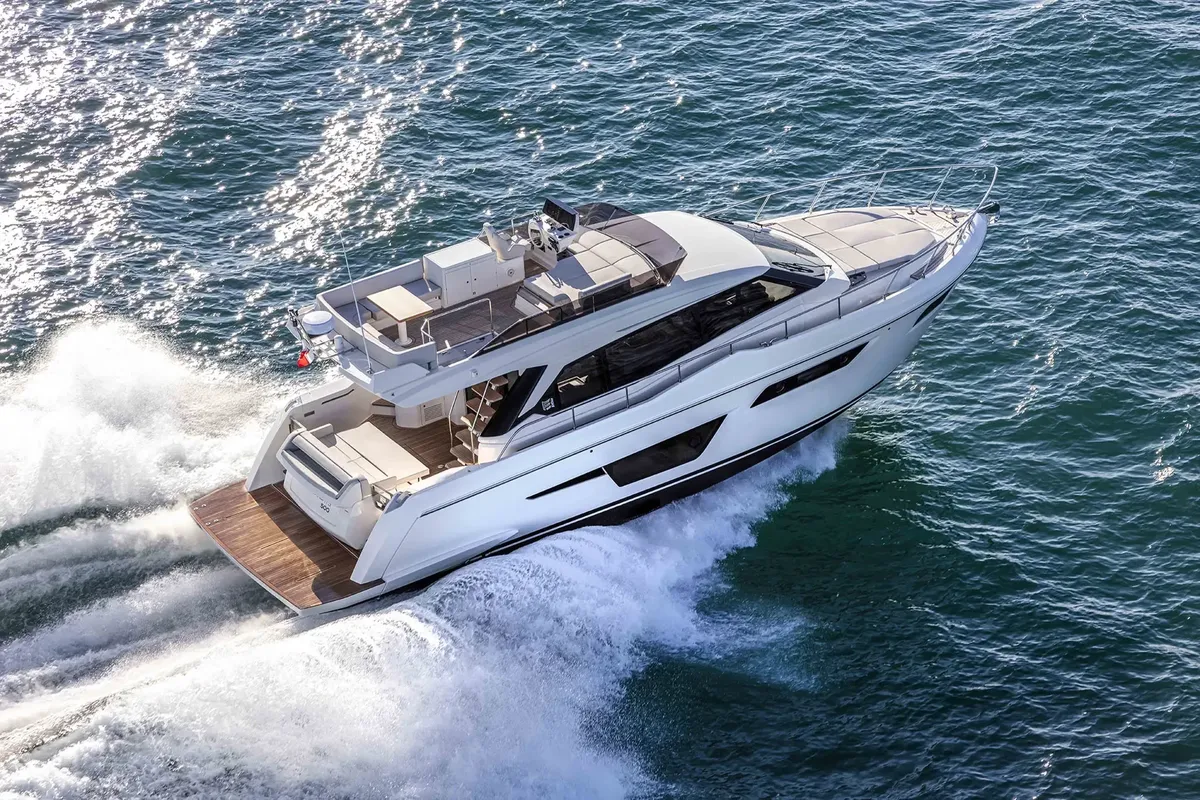 Ferretti Yachts 500: Boot varend op zee met golven
