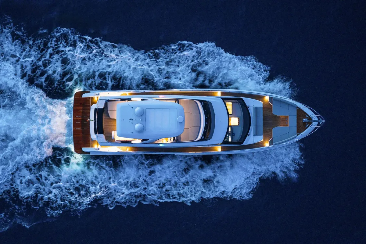 Ferretti Yachts 670: Luchtfoto boot varend op zee