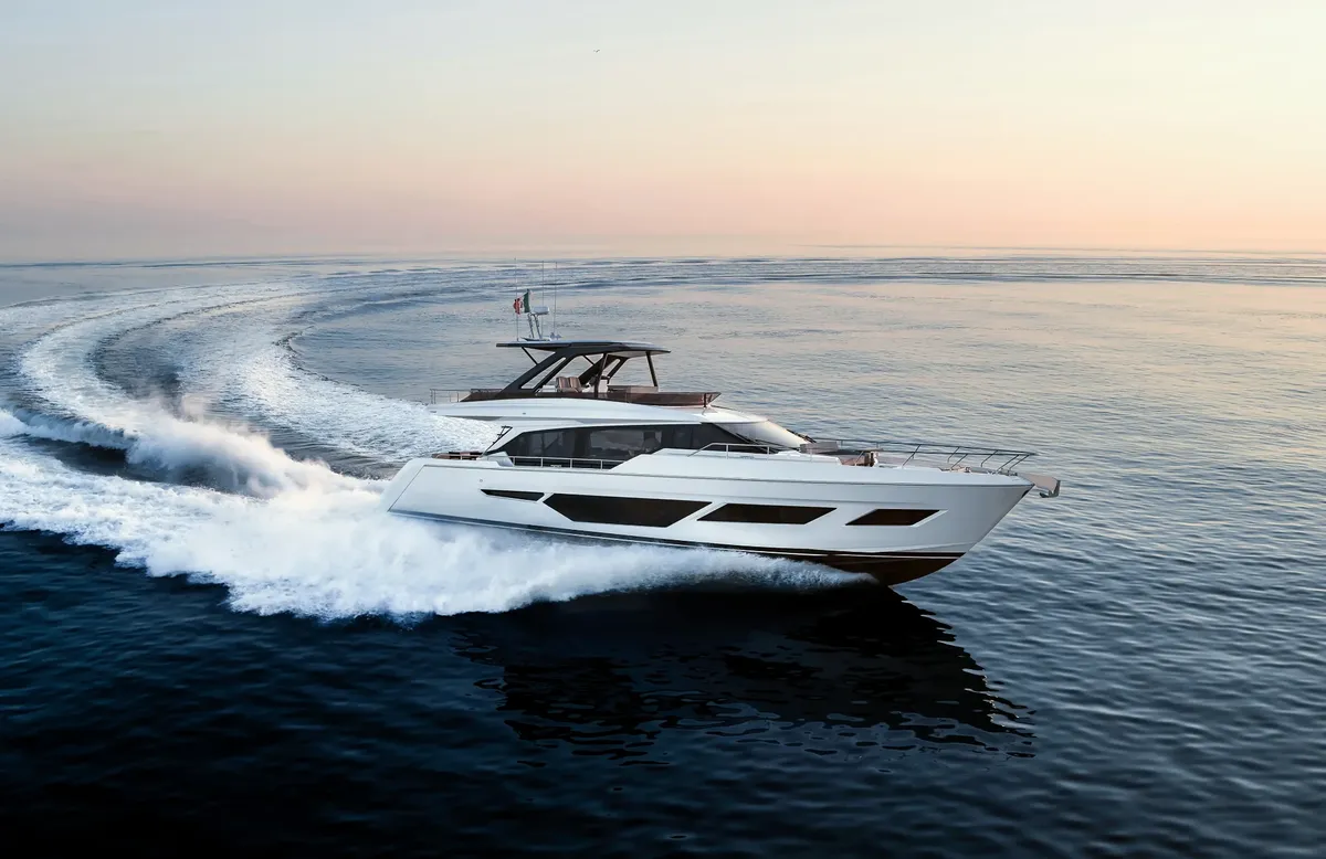 Ferretti Yachts 720: Jacht varend op zee met kielzog