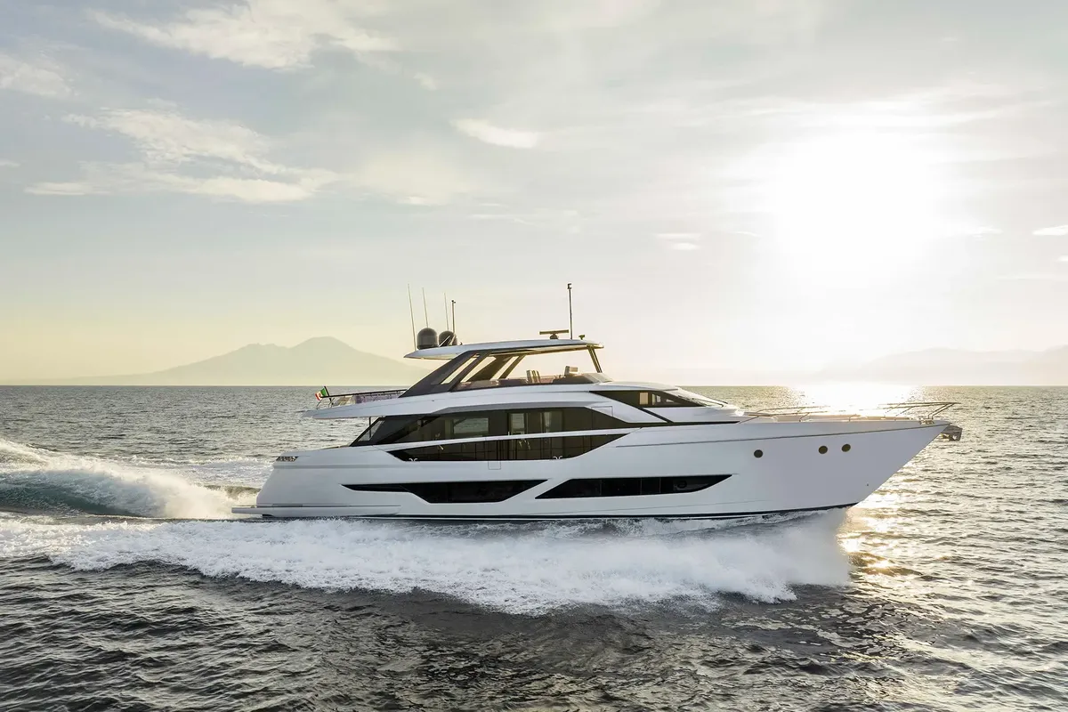 Ferretti Yachts 860: Jacht varend op zee