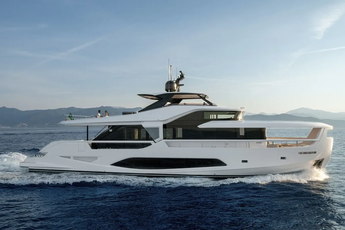 Ferretti Yachts Infynito 80: Jacht varend op zee