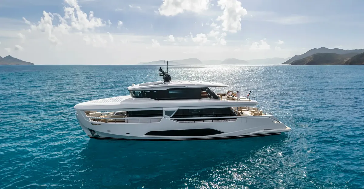 Ferretti Yachts Infynito 90: Jacht varend op zee