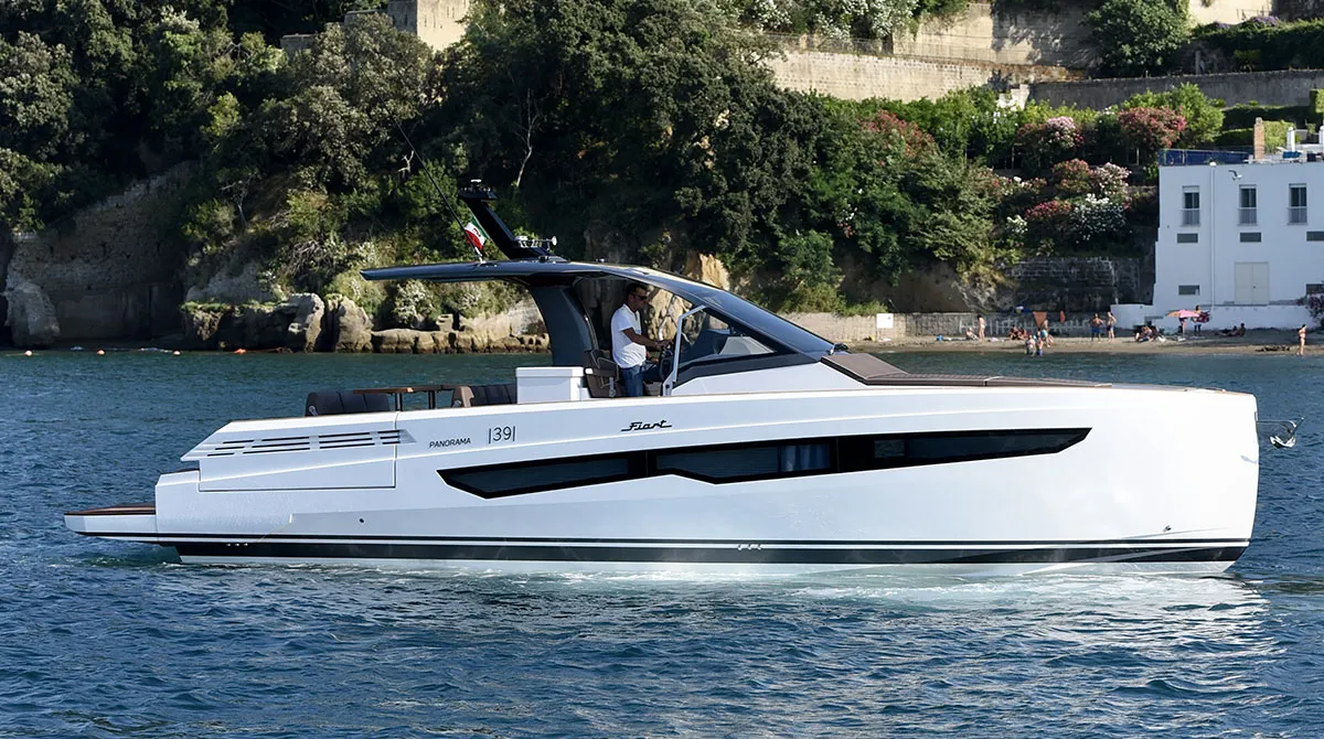 Fiart Mare Seawalker 39 Panorama: Boot varend voor kustlijn