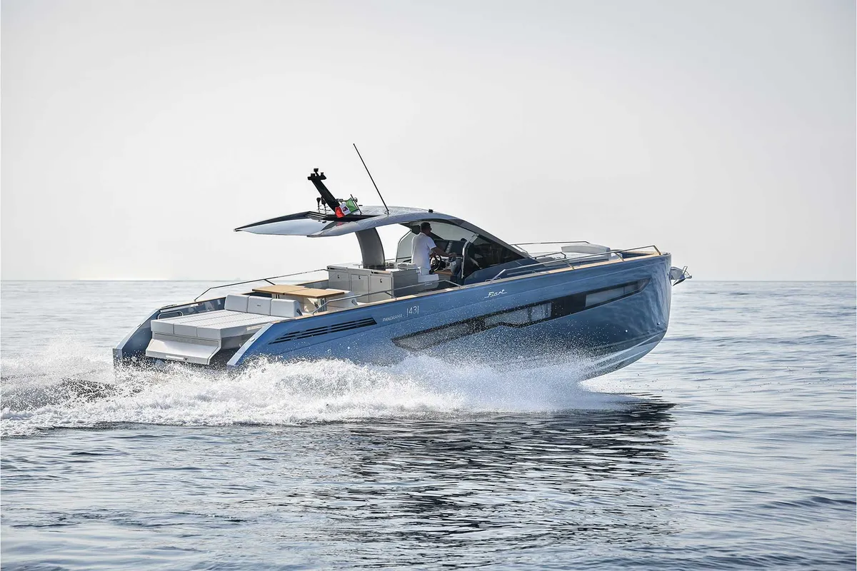 Fiart Mare Seawalker 43 Panorama: Boot varend op zee