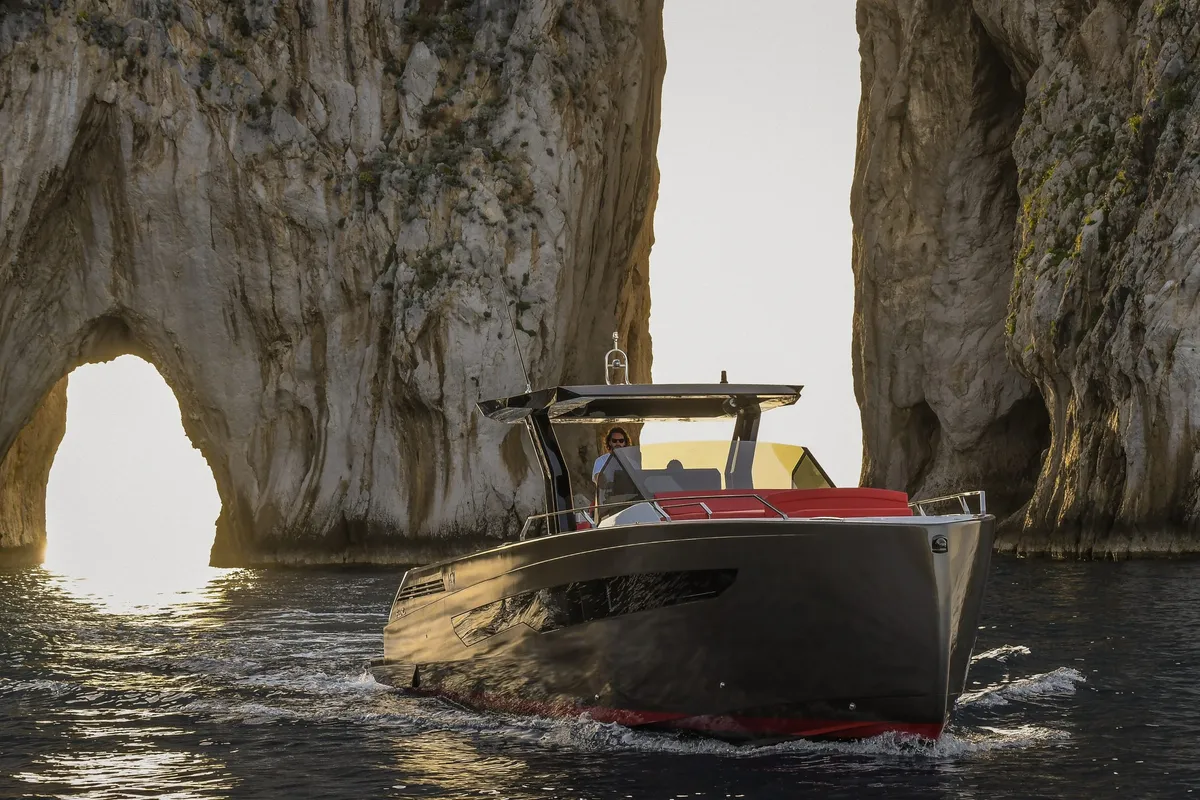 Fiart Mare Seawalker 43: Boot vaart door rotsformatie