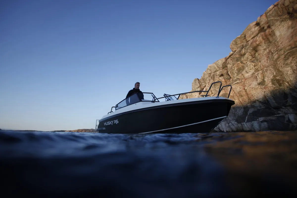 Finnmaster Husky R6: Boot bij rotsen