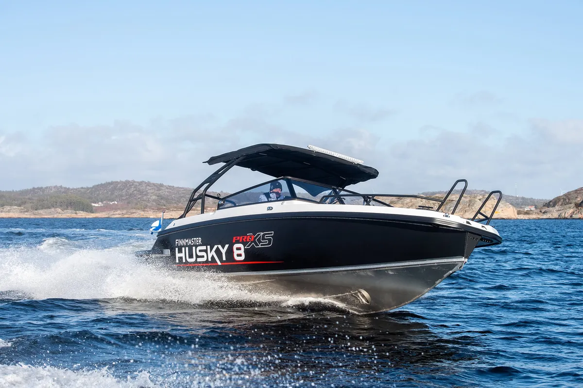 Finnmaster Husky R8: Boot varend op zee