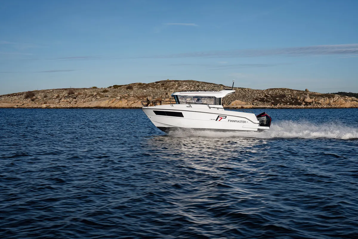 Finnmaster Pilot 7: Boot varend op zee