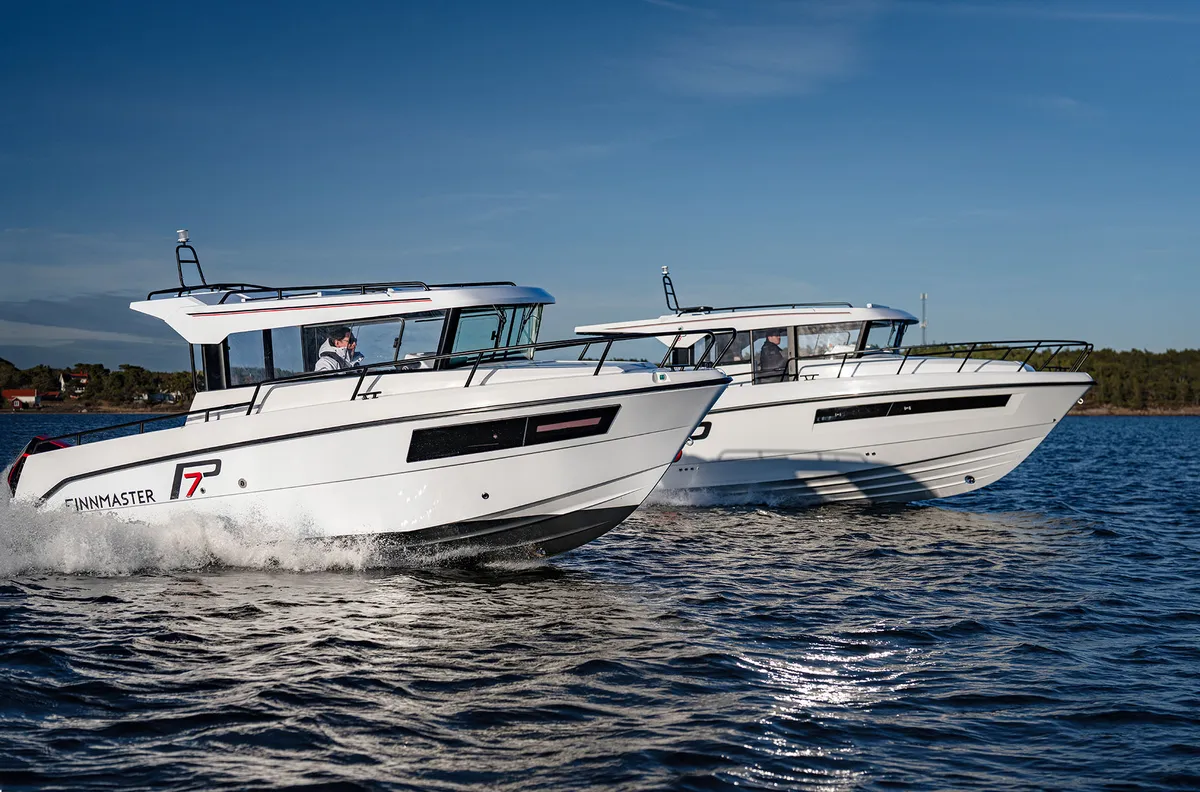 Finnmaster Pilot 8: Twee boten varen op zee