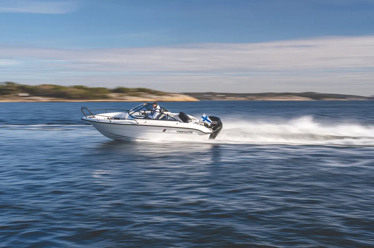 Finnmaster R5: Boot varend op zee