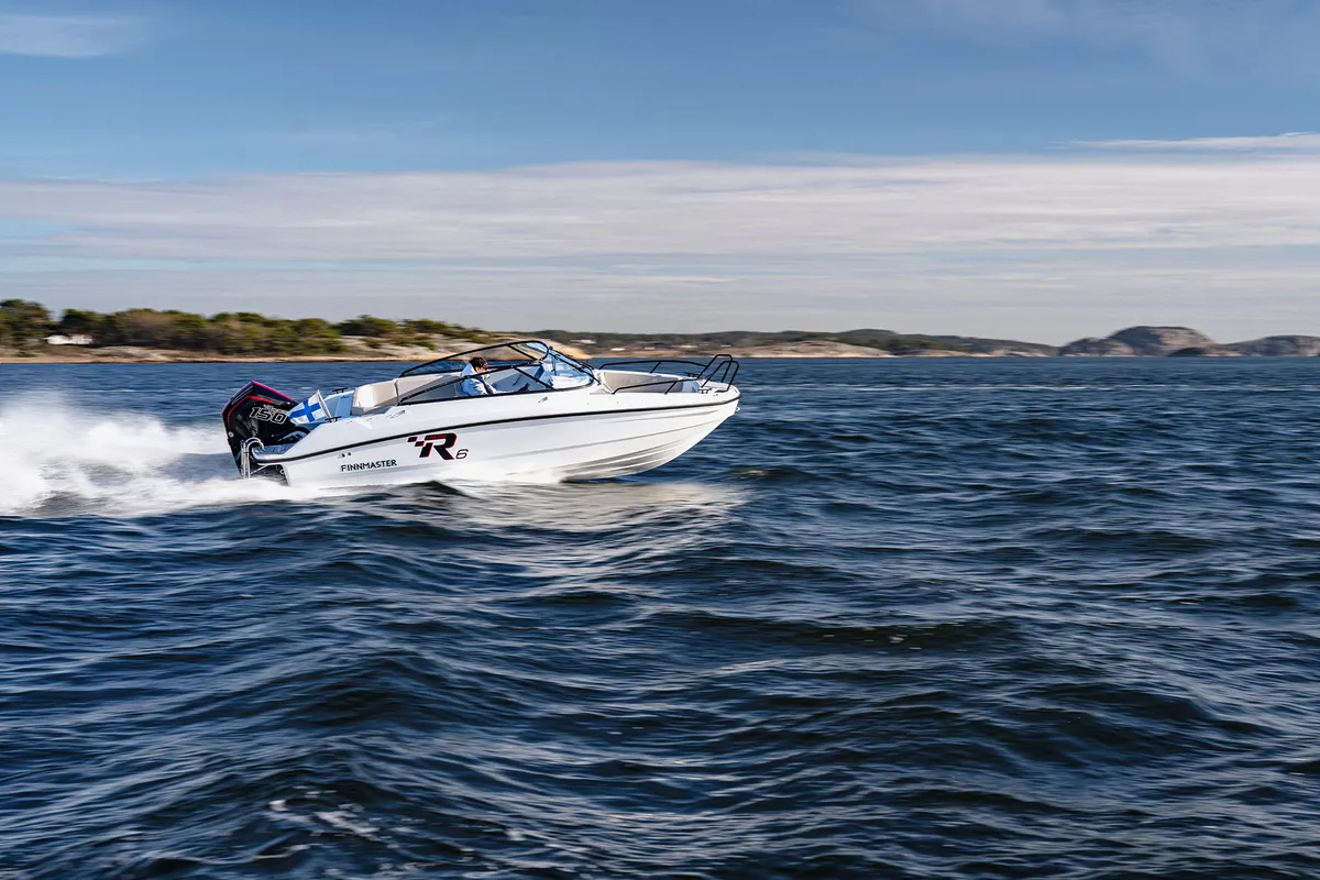 Finnmaster R6: Boot varend op zee