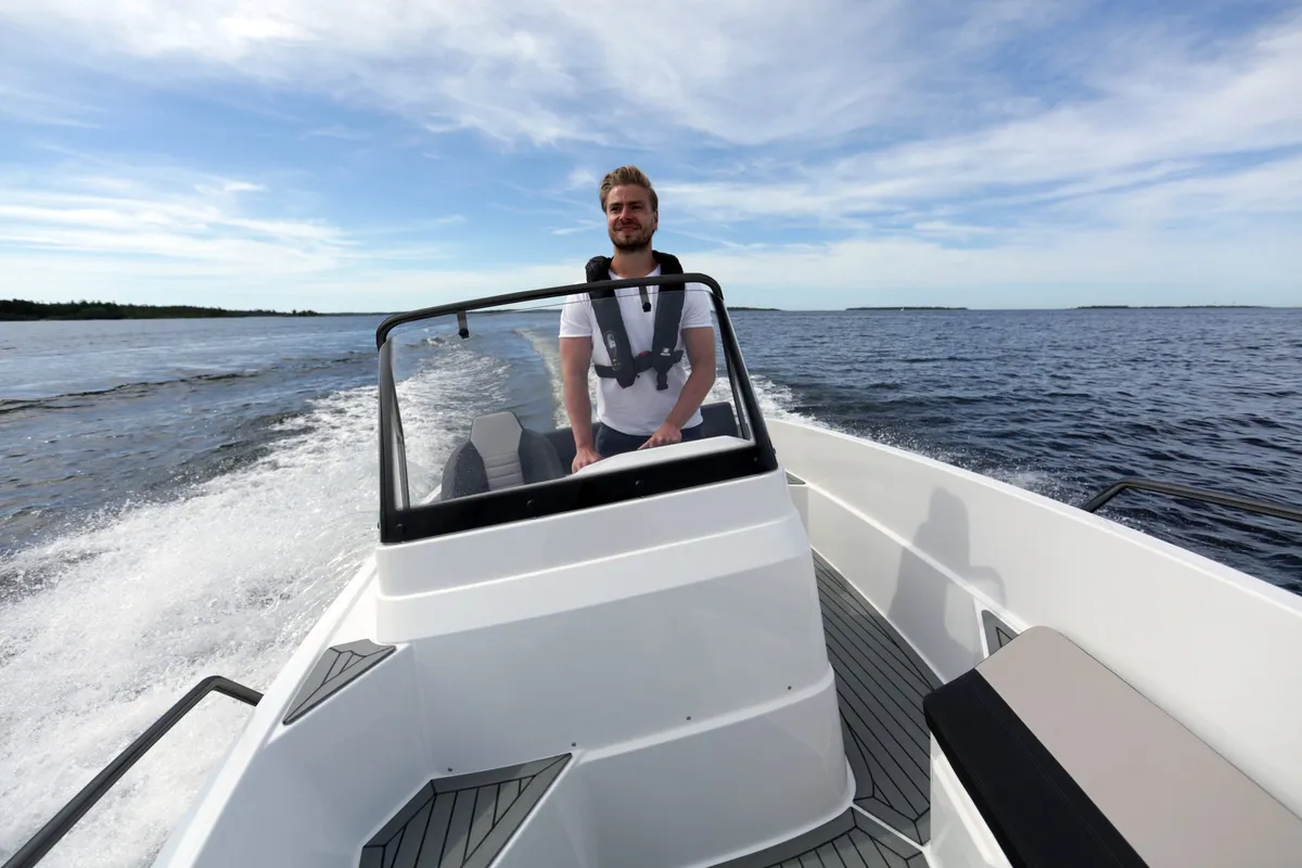 Finnmaster S5: Man vaart boot op zee