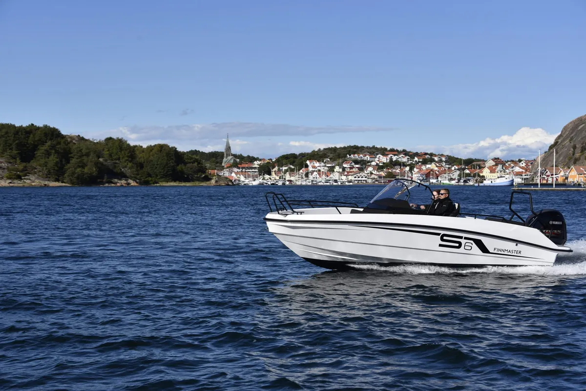 Finnmaster S6: Boot varend op water